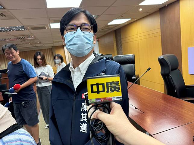 高雄演唱會一場接一場，針對飯店旅館房價問題，高雄市長陳其邁受訪時表示，會請觀光局加強稽查，也會結合消保官嚴格把關。（圖：溫蘭魁攝）