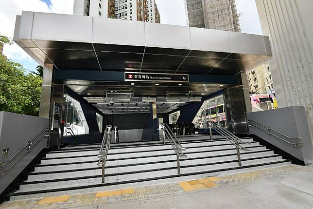港鐵筲箕灣站出入口完成加建扶手電梯工程。(港鐵)