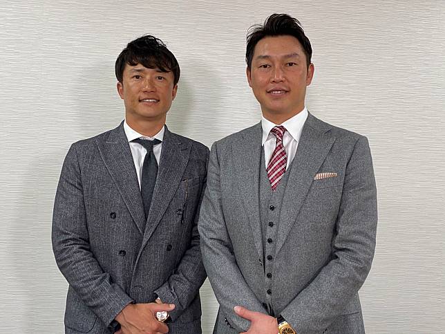 新井貴浩(右)與弟弟良太(左)。後者也是職棒退休球員，生涯曾效力中日龍、阪神虎，但成績沒有兄長耀眼。(資料照，取自新井貴浩Twitter)