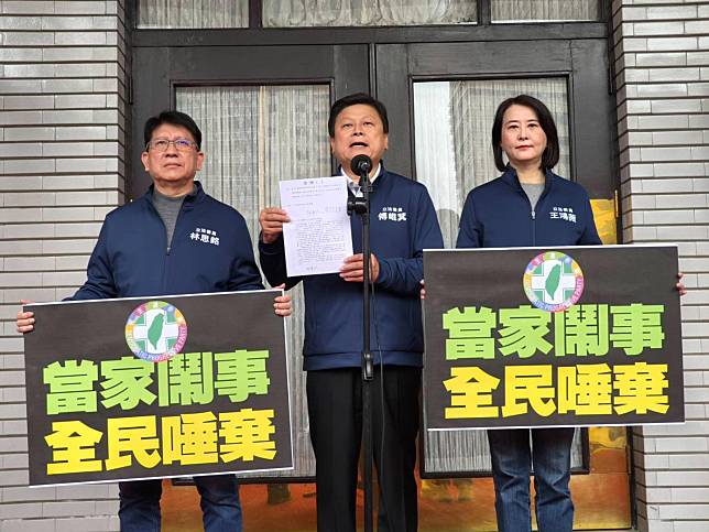 在得知民進黨團提案改選立法院長後，國民黨團總召傅崐萁、書記長林思銘、首席副書記長王鴻薇在議場前也火速召開記者會回應，並呼籲民進黨當家不鬧事。（圖片來源/國民黨提供）