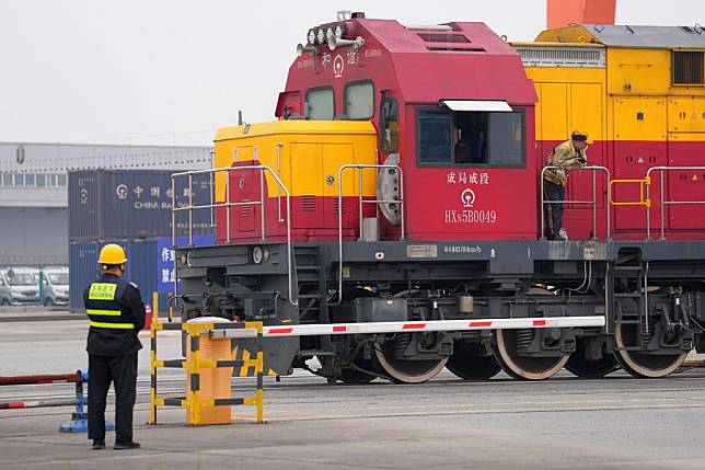 Staff work at a railway cargo center in Chengdu, southwest China's Sichuan Province, Nov. 14, 2024. (Xinhua/Xing Guangli)