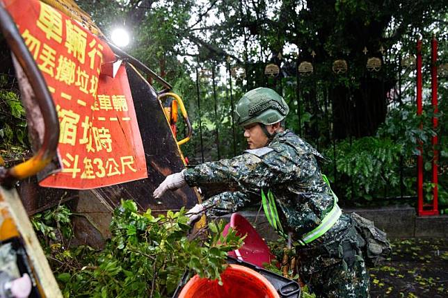 ▲第四作戰區所屬陸軍43砲指部官兵，不畏風雨，積極協助地方政府恢復市容。（圖／第四作戰區提供）