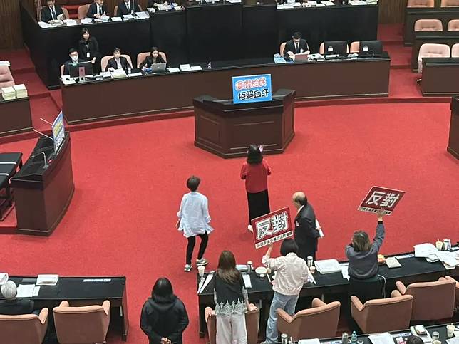 立院三讀新增「4+1」放假日，但民進黨與資方站在反對勞工多放假立場。（圖／民眾黨提供）