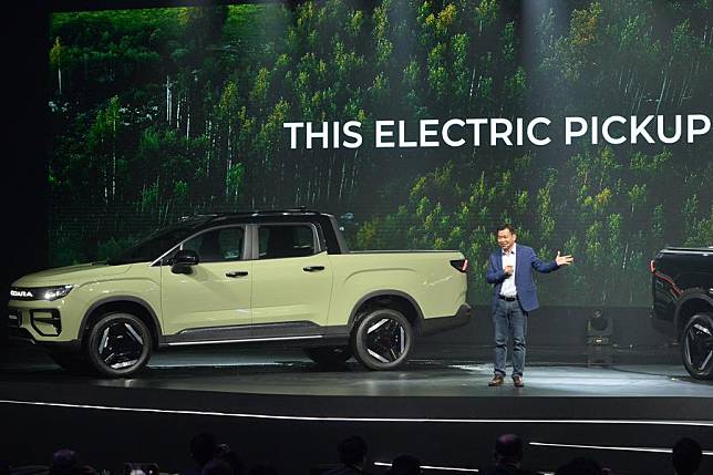 Ling Shiquan, CEO of Riddara, introduces electric pickup trucks during an launch event of Riddara Automobile (Thailand), a subsidiary of Chinese automaker Geely, in Bangkok, Thailand, Oct. 29, 2024. (Xinhua/Rachen Sageamsak)