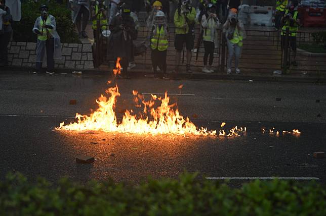 警方表示，激進示威者於荃灣楊屋道街市外向警務人員投擲磚頭及汽油彈。