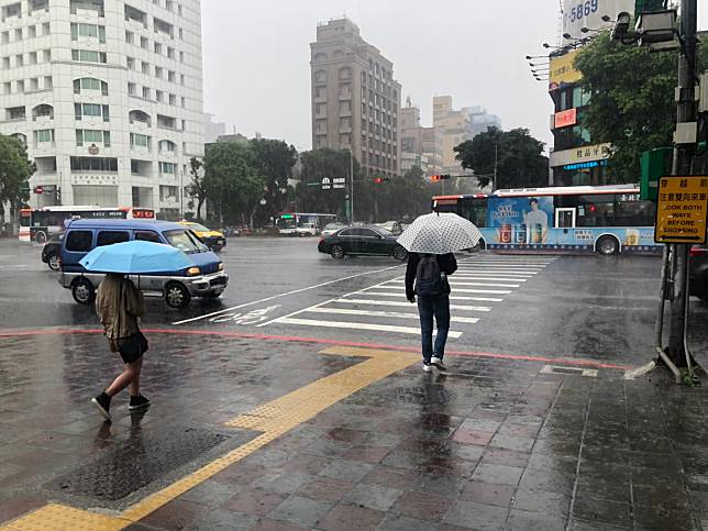 今日白天鋒面仍滯留在台灣上空，天氣不穩定，各地有短暫陣雨。   圖：許斯婷/攝