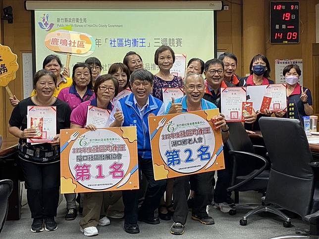 竹縣營養推廣中心飲食比賽頒獎，建議民眾多吃全榖、堅果，如每日至少攝取三分之一未精製全穀雜糧，以及一湯匙堅果種子食物。（記者彭新茹攝)