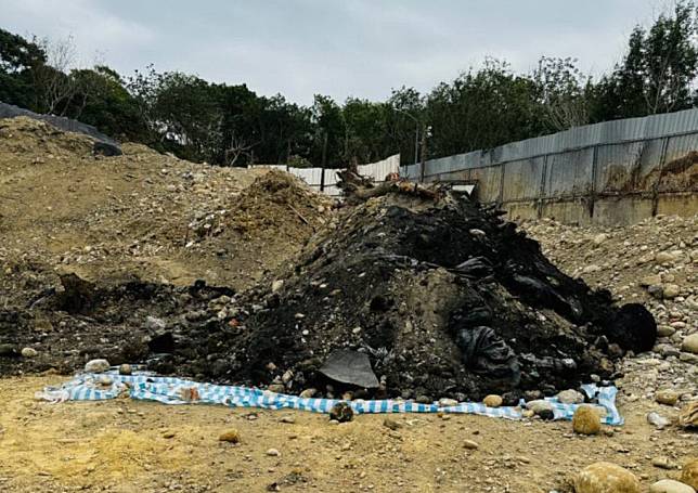 連姓兄弟非法回填掩埋事業廢棄物，掩埋現場查獲超過二十七公噸的廢棄物，其中六公噸含「世紀之毒」戴奧辛。（記者陳金龍翻攝）