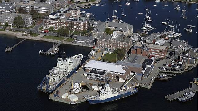 伍茲霍爾海洋研究所(WHOI)是美國最大的獨立海洋研究機構，擁有海洋科學和工程專業成就，包括在1985年發現已沉沒70年的鐵達尼號郵輪。該機構與美國海軍在紐波特的美國「海軍水下作戰中心(Naval Undersea Warfare Center，NUWC)」有合作關係。據報導，去年Temp.Periscope曾入侵一所與NUWC有合作計畫的機構，竊取用於美國潛艦超音速反艦飛彈的祕密計畫。(取自WHOI官網)