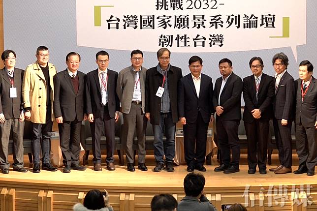 台灣智庫今（26）日舉辦「挑戰2032─台灣國家願景系列論壇」，聚焦韌性國土與防災管理與淨零及綠能轉型戰略，包括總統府秘書長林佳龍（右5）以及多位專家學者共同出席。（攝影／徐岳峰）