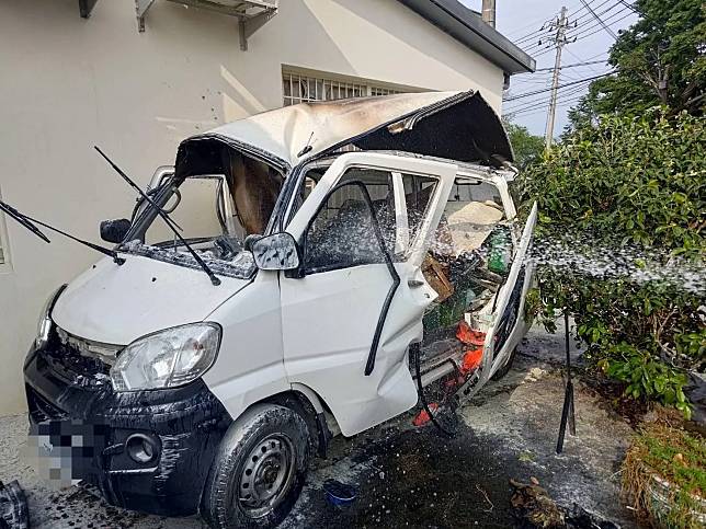 新竹縣寶山鄉一輛載運瓦斯的小貨車發生氣爆意外。（圖／中天新聞）