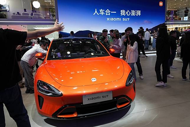 美國總統拜登據信下周將宣布對中國電動車加徵關稅。圖為小米上周在北京車展推出的電動車。（美聯社）