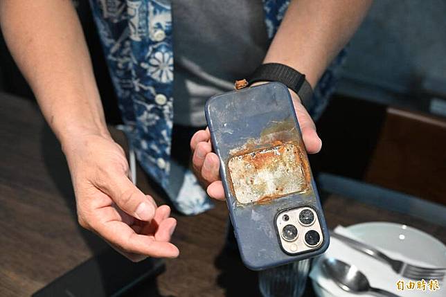 龍膽石斑吞下的iPhone 16 ，經過8個月後外觀除了生鏽，整體還算完整。(記者李惠洲攝)