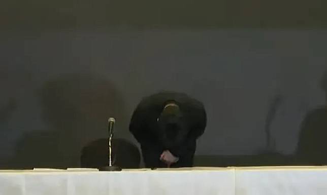 金秀賢數度鞠躬道歉。（圖／翻攝自 中天娛樂頻道YouTube）