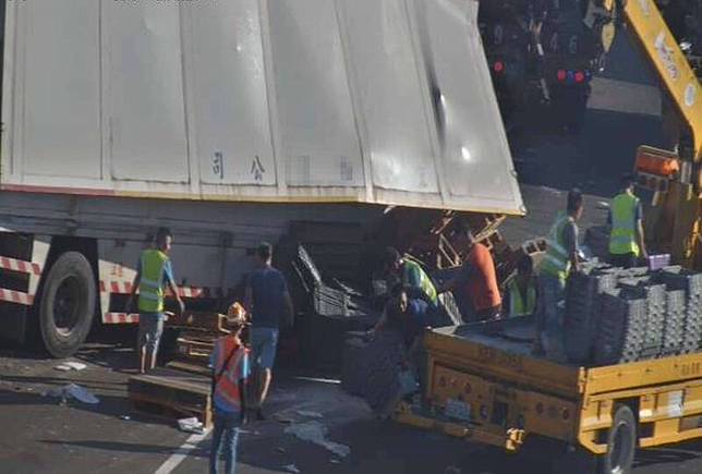 國1彰化戰備道北上車道聯結車碰撞，貨物散落滿地，相關單位人員搶救。(翻攝高速公路1968)