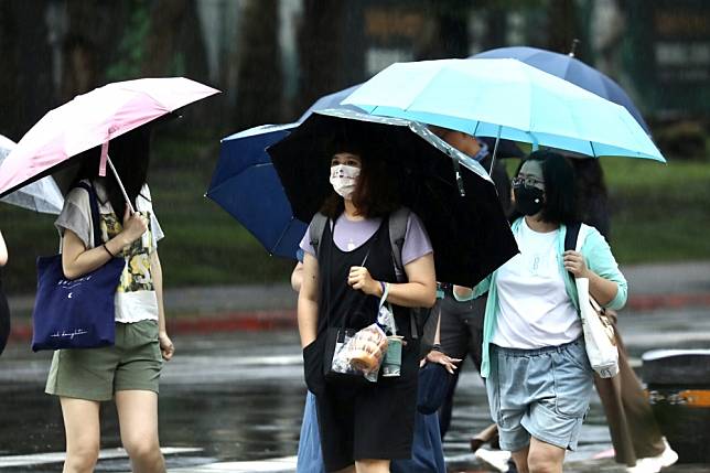 氣象局今天（8日）上午發布南部6縣市大雨特報。（資料照片／王侑聖攝）