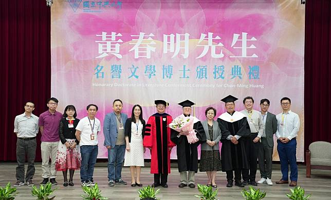 黃春明獲頒中興大學名譽文學博士學位。（記者徐義雄攝）
