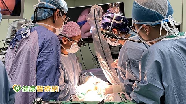 雙和醫院與美國波士頓醫院合作，順利在6小時內完成腹腔鏡手術，為患童重建生理機能。