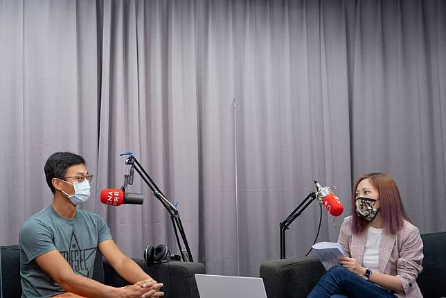 網球一哥盧彥勳（左）在中央社Podcast節目「空中小 客廳」擔任首集嘉賓，暢談東京奧運過程中的艱辛。 右為節目主持人張若瑤。 中央社記者吳桓中攝 110年9月3日 