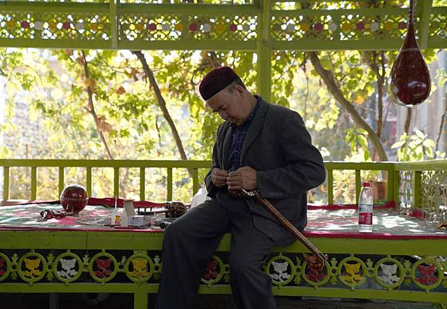 Nurdun Esmayil makes rewap, a folk musical instrument, in his courtyard in Xinhe County, northwest China's Xinjiang Uygur Autonomous Region, Oct. 15, 2024. (Xinhua/Liu Mengqi)