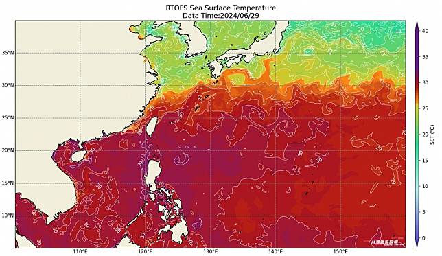 《台灣颱風論壇｜天氣特急》也貼出1張「熱得發燙」的台灣海峽高溫海圖，預告還會再熱下去。 （取自《台灣颱風論壇｜天氣特急》臉書）