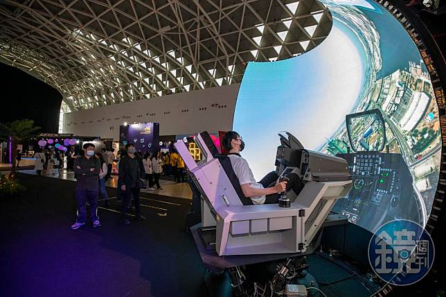 參觀展覽的玩家搶著體驗4K LED沉浸式球型飛行模擬艙。