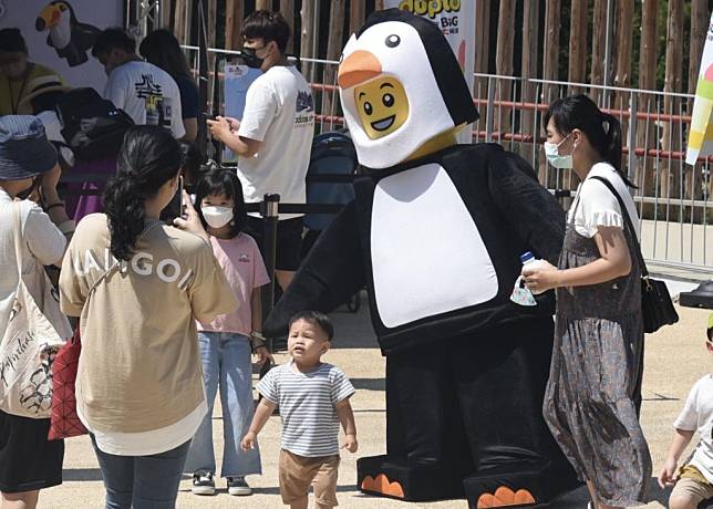 新竹市立動物園舉辦豐富有趣的樂高體驗活動，假日下午限定的「樂高企鵝人偶」將不定時出現在活動會場與民眾開心互動。(記者曾芳蘭攝)