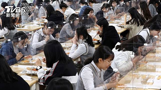 南韓自14日開始，將開放與確診者同主的學生及教職員進入校園正常上課。（圖／達志影像美聯社）