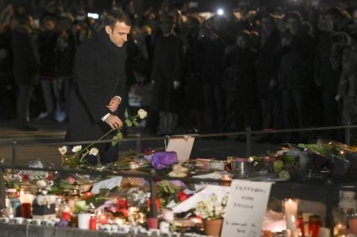 AFP / SEBASTIEN BOZON ประธานาธิบดีเอ็มมานูเอล มาครงของฝรั่งเศสวางดอกกุหลาบขาวที่อนุสรณ์ใกล้กับตลาดคริสต์มาสในเมืองสตราสบูร์ก สถานที่ซึ่งผู้เคราะห์ร้าย 4 คนเสียชีวิตจากเหตุมือปืนกราดยิง