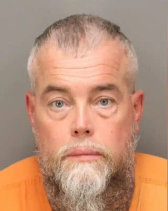 ฟาสซินถูกตั้งข้อหาทำร้ายร่างกายเจ้าหน้าที่บังคับใช้กฎหมาย 1 กระทง ทำร้ายร่างกาย 2 กระทง และขัดขืนการจับกุม (เรือนจำเขตปิเนลลาส)