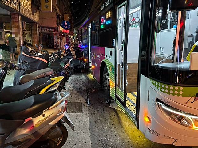 公車不明原因撞擊路邊停放的機車。翻攝畫面