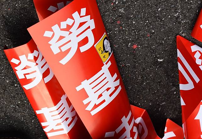 勞動部17日將邀地方政府討論勞資會議執行細節，但政院力推的修法版本令學者及地方勞通局官員憂心，其中的「加班上限」、「勞資會議」2條文，可能因「一字之差」而打開過勞大門。（攝影：李昆翰）