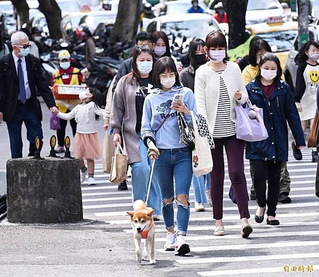 週二(11日)為晴到多雲天氣，各地紫外線指數偏高，從事戶外活動需注意防曬。(資料照)