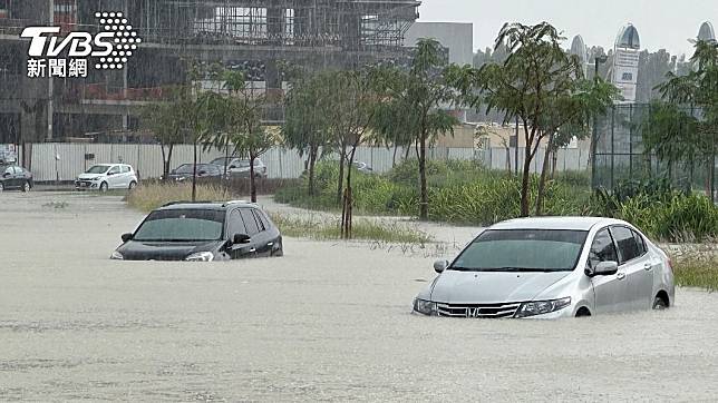 杜拜短時間降下「兩年份」雨量，導致當地道路淹水成災。（圖／達志影像路透社）
