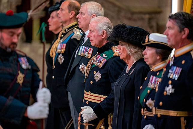英國女王次子安德魯王子（左三），穿著西裝護送女王靈柩，看起來略為顯眼。（AP）