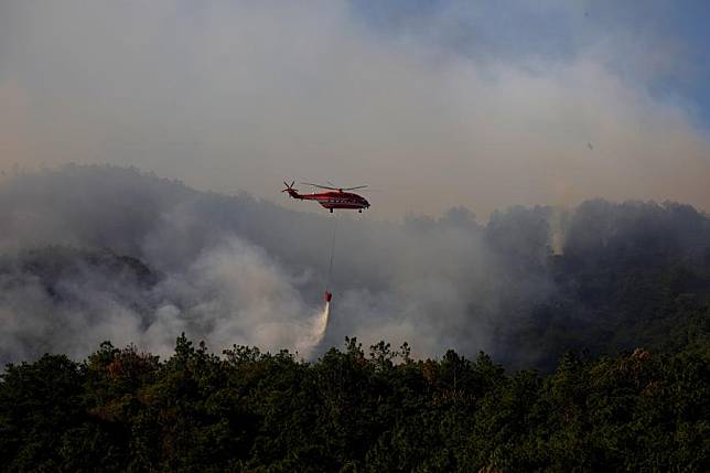 A fire-fighting helicopter operates at the site of a forest fire in Jinning District of Kunming, southwest China's Yunnan Province, April 14, 2024. (Xinhua)