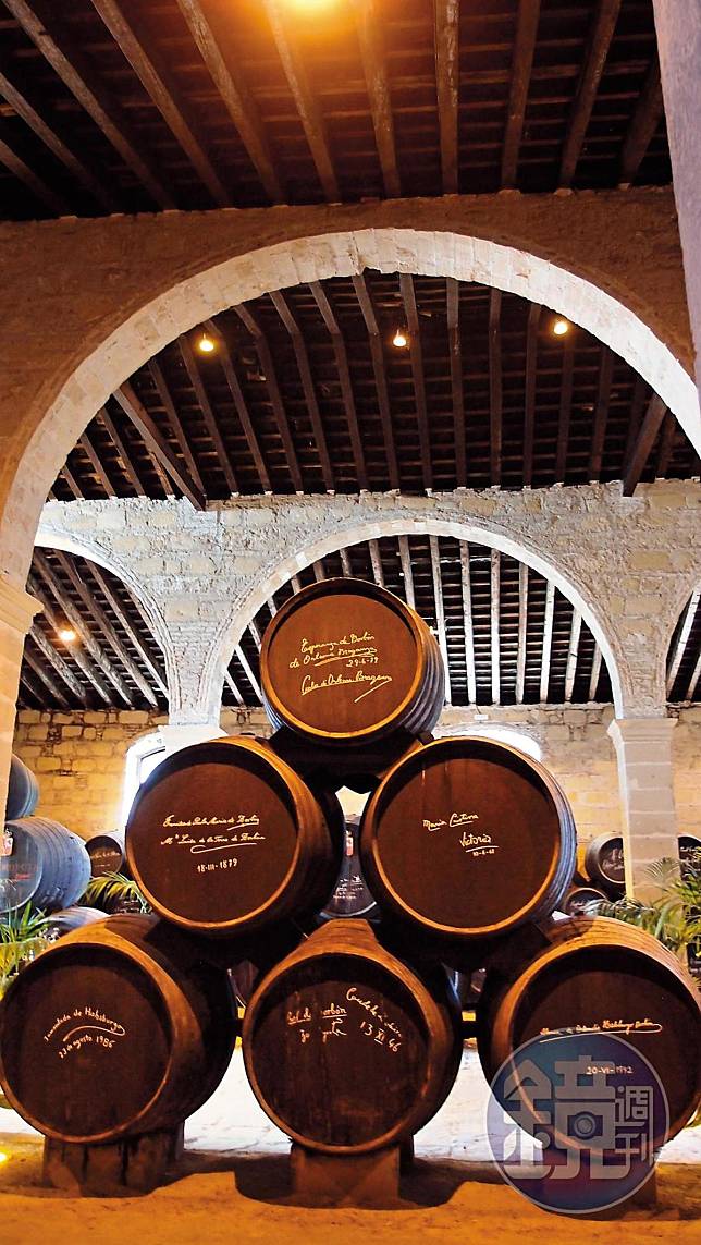 西班牙雪莉大廠GB自家的雪莉酒窖，挑高拱型的門，呈現地方特色。