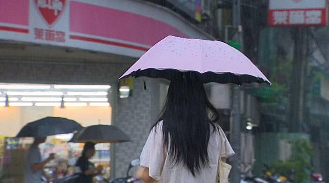 週末東半部地區有局部短暫陣雨，大台北地區亦有零星短暫陣雨。（資料照）