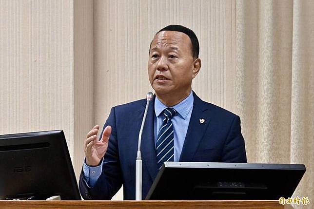 國民黨立委徐巧芯稱向軍備局索取資料，得標廠商竟「找上門」，國防部副部長柏鴻輝允諾送政風調查。(記者叢昌瑾攝)