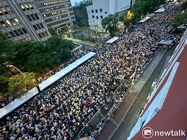 晚間6時，主辦單位宣稱現場已有5萬民眾。   圖：張良一/攝