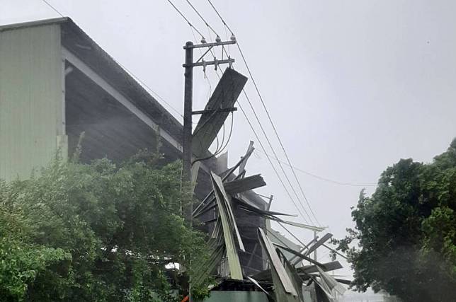 高市前鎮區鐡皮卡電桿停電 ，台電人員冒風雨搶修。（記者陸瓊娟翻攝）