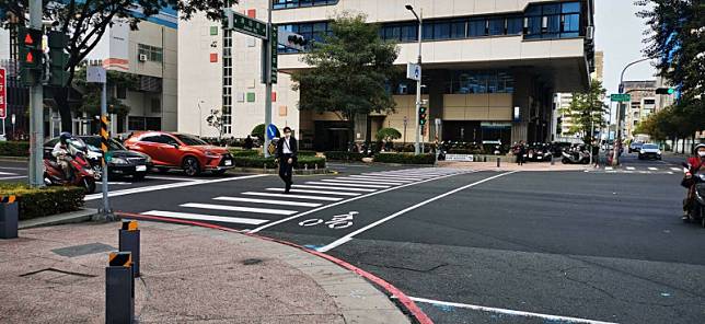 汽車及大型車不禮讓斑馬線上的行人加重處罰。， 圖：高雄市交通局/提供