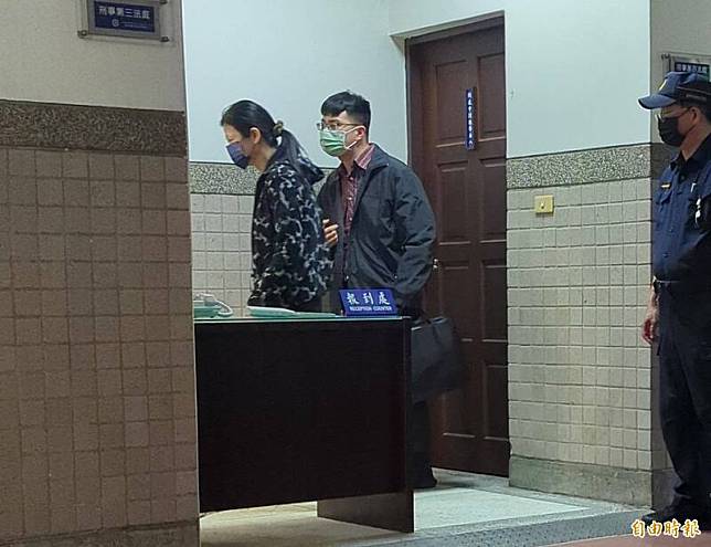 列為「蘇丹紅」風暴被告之一的李男妻姊吳正言，步入法庭前神情落寞。(記者黃佳琳攝)