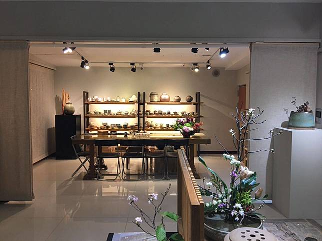 ▲店內空間開闊敞亮，特別開闢獨立空間，為茶、花、香⋯等生活藝術課程，佈建教學相長的園地。(圖/老叢茶圃)&nbsp;&nbsp;&nbsp; (<a href=