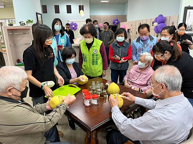 衛生局局長陳潤秋至伊甸參與開幕並陪伴長輩們一起參與製作柚子清潔劑，體驗DIY的樂趣