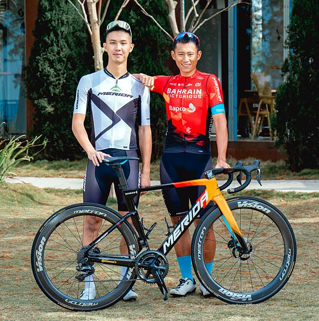 杜志濠(左)感謝一直鼓勵他堅持不懈的前輩馮俊凱(右) 。美利達自行車提供。下同。