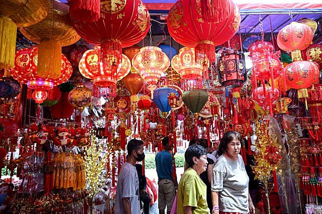 People shop at a street stall selling Chinese New Year decorations in Glodok Chinatown of Jakarta, Indonesia, on Jan. 3, 2025. (Xinhua/Agung Kuncahya B.)