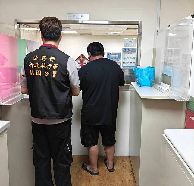 男子至桃園分署繳錢。桃園分署提供