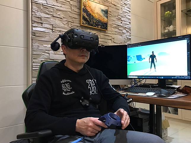 林煒使用VR輔助長照教學。資料照、林煒提供