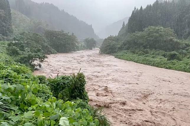 能登当目地區的農田，在年初大地震後，又被秋季暴雨襲擊，土石橫流，本待收割的稻田寸穀不收。（攝影／楊景卉）